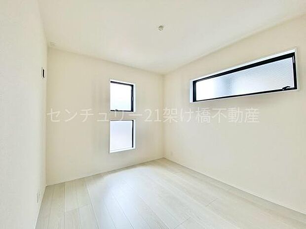 【2階 洋室 5.44帖】お洒落な採光窓の洋室♪全室2面採光で明るいお部屋です!