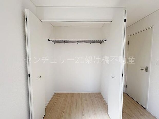 【2階 洋室 7.2帖】クローゼット上段棚つきで寝具なども収納可能です。全室クローゼット完備◎