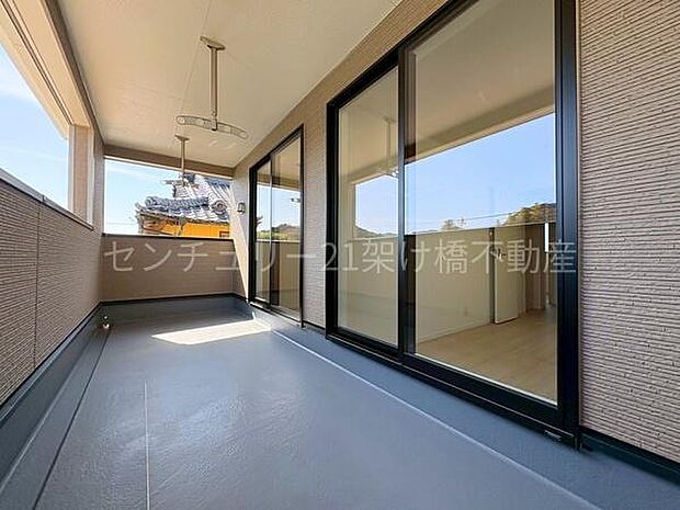 【南向きワイドバルコニー】雨の日も安心なインナーバルコニーです。お洗濯だけでなくご家族の憩いの空間にも◎