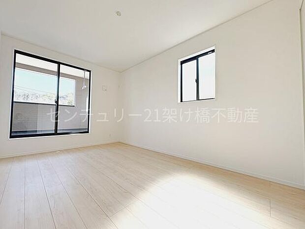 【2階 洋室 7.2帖】こちらの洋室は広々としていて主寝室におすすめ!全洋室2面採光で明るいお部屋です♪