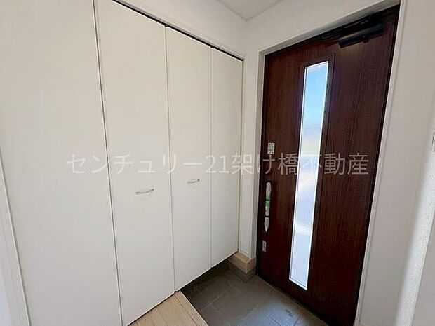 【玄関】採光面があり、明るい玄関です。