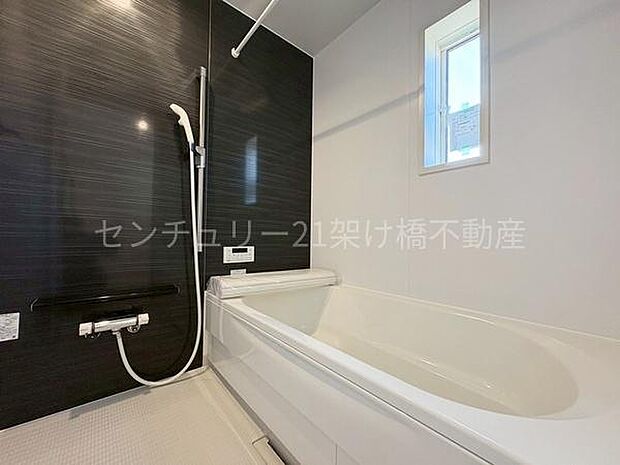 【浴室】浴室乾燥暖房機付きです。雨の日の洗濯物の乾燥やヒートショック対策としてもお使い頂けます。