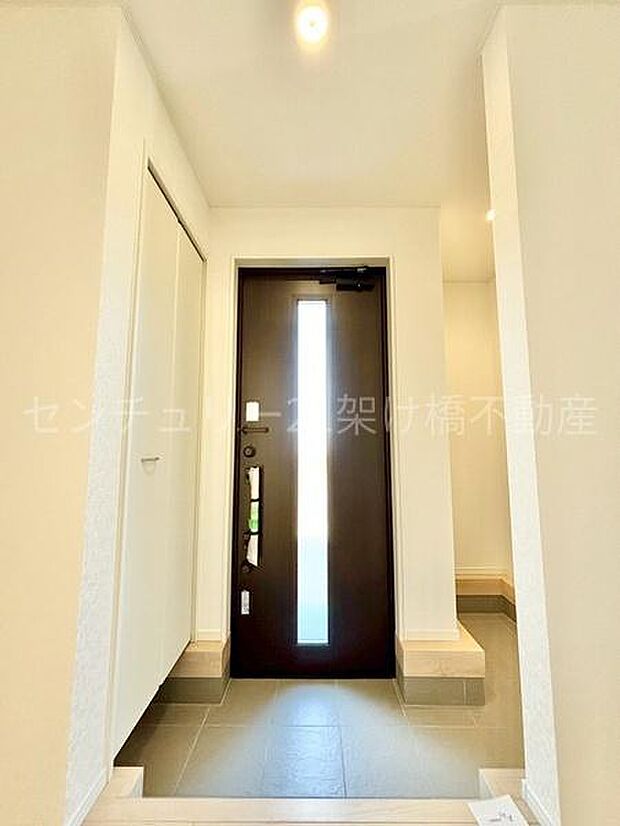 【玄関】土間収納付きで広々と使える玄関です◎
