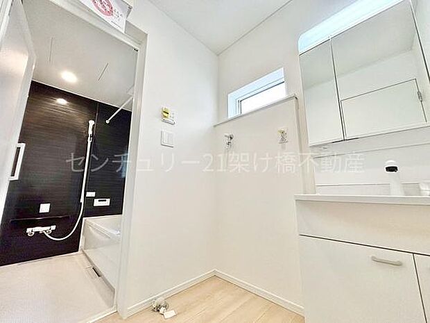 【洗面所】三面鏡の独立洗面台となっております。ストックなどを収納するのに便利な収納棚あり◎