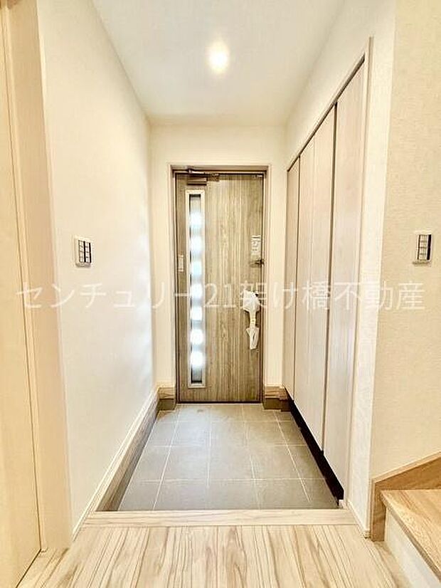 【玄関】採光面があり、明るい玄関です。