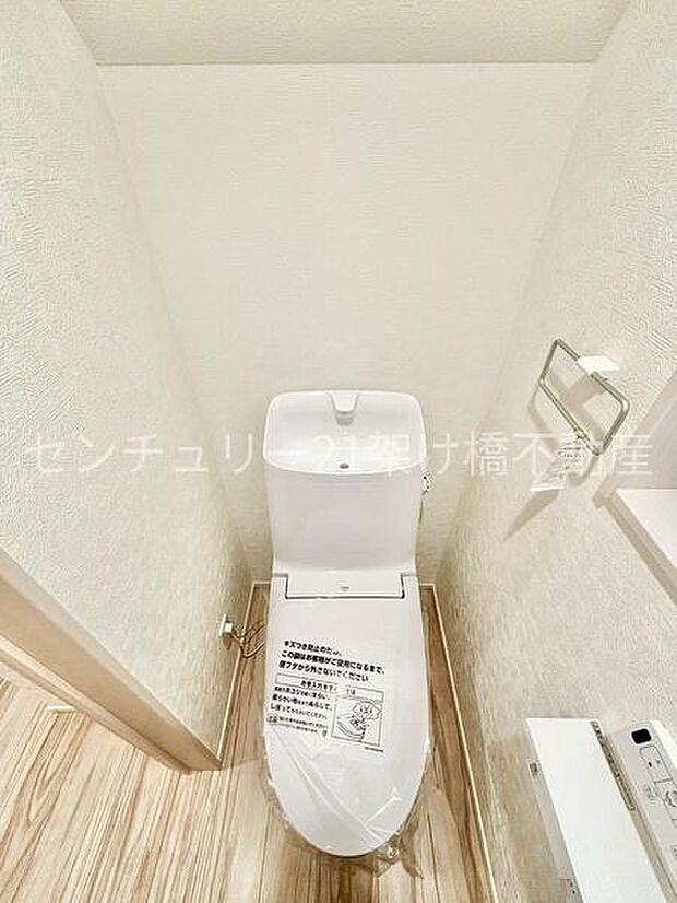 【1階 トイレ】温水洗浄便座で快適にお使いいただけます。