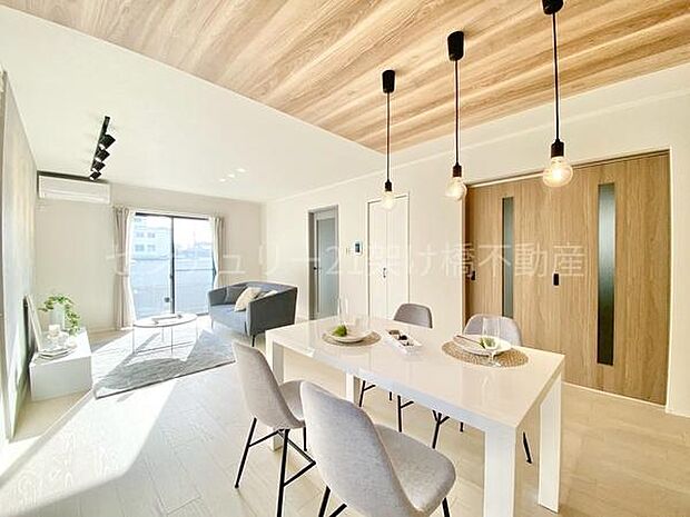 【ＬＤＫ 20帖】広々ＬＤＫ♪リビングスルー階段を採用し、家族団らんの空間です◎