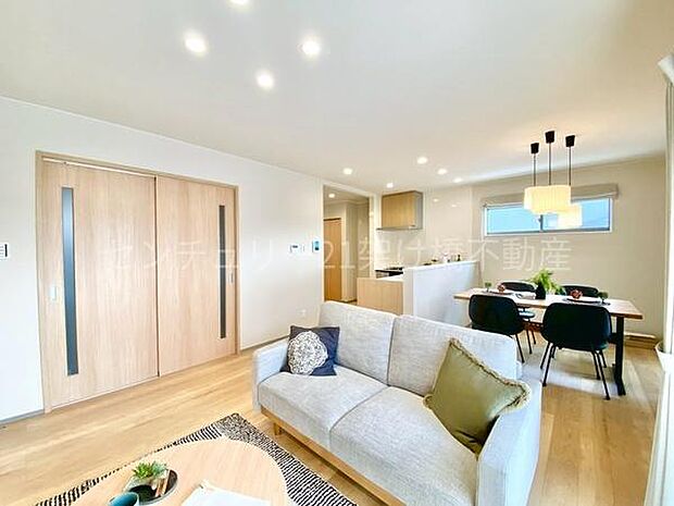 【ＬＤＫ 18.7帖】隣接する和室と併せれば23.7帖超えの広々空間♪