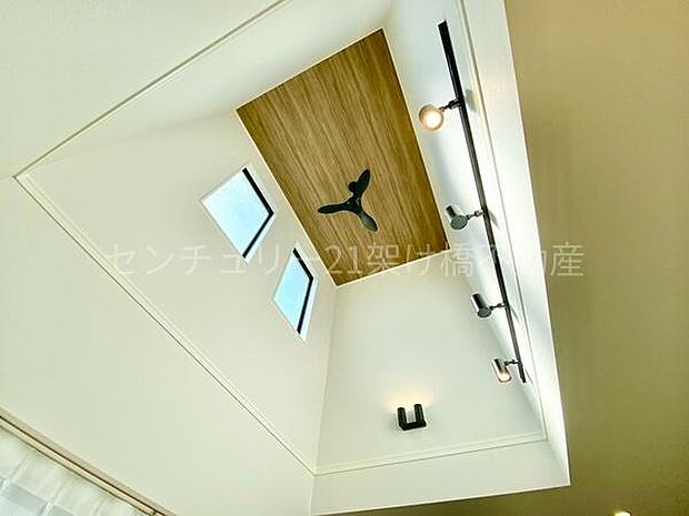 吹抜けがあり、開放感のあるLDKです◎