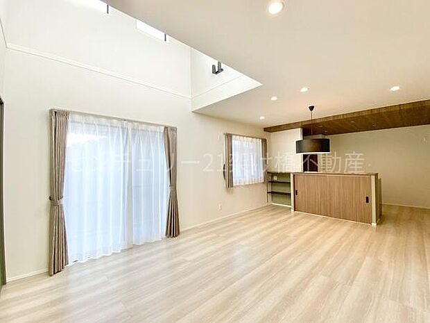 【ＬＤＫ 18帖】リビング収納が豊富◎隣接する和室と併せれば25帖超えの広々空間♪