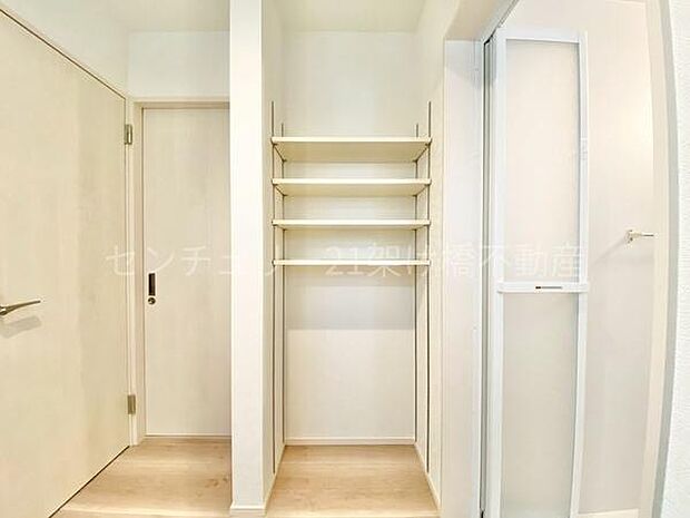 【洗面所】可動棚付きの洗面所はご家族皆さんでお使いいただきやすい造りです♪