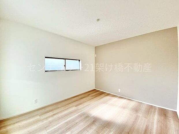 【7帖　洋室】主寝室におすすめの落ち着いた雰囲気の広々洋室は、バルコニーに出入り可能です。大型のウォークインクローゼット付き◎