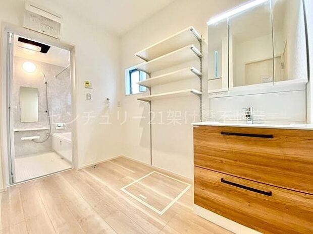 【洗面所】ワイドタイプの洗面所は可動棚＆ハンガーポール付きで使い勝手◎