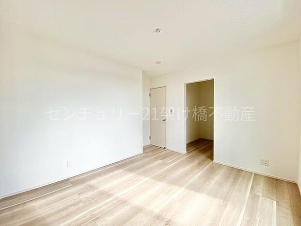 【7.2帖　洋室】主寝室におすすめの落ち着いた雰囲気の広々洋室は、バルコニーに出入り可能です。大型のウォークインクローゼット付き◎