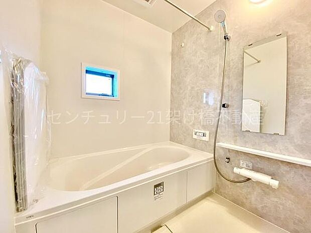 【浴室】浴室乾燥暖房機付きです。雨の日の洗濯物の乾燥やヒートショック対策としてもお使い頂けます。