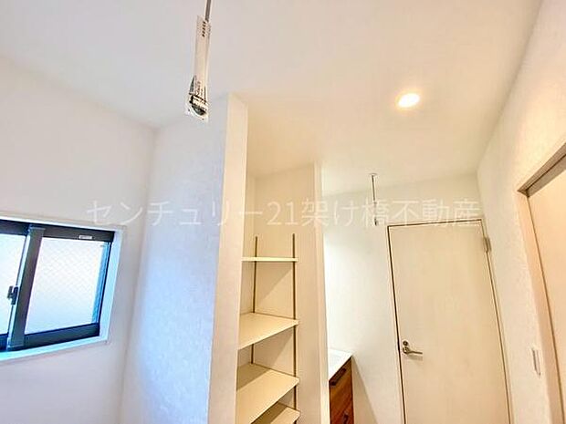 雨の日も安心な、物干し竿取り付け器具付き！