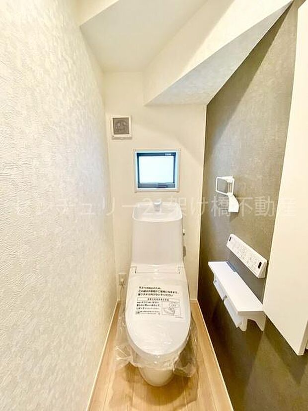 【1階 トイレ】温水洗浄便座で快適にお使いいただけます。