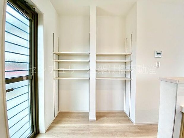 【パントリー】食料品のストックも安心♪リビング収納としてもお使いいただけます。