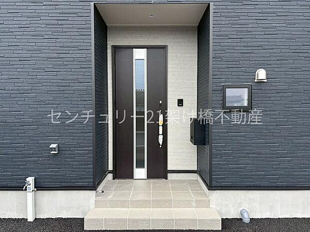 【玄関】屋根付きで雨の日にも安心です◎