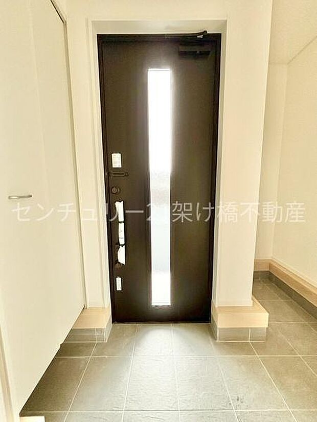 【玄関】土間収納付きで広々と使える玄関です◎