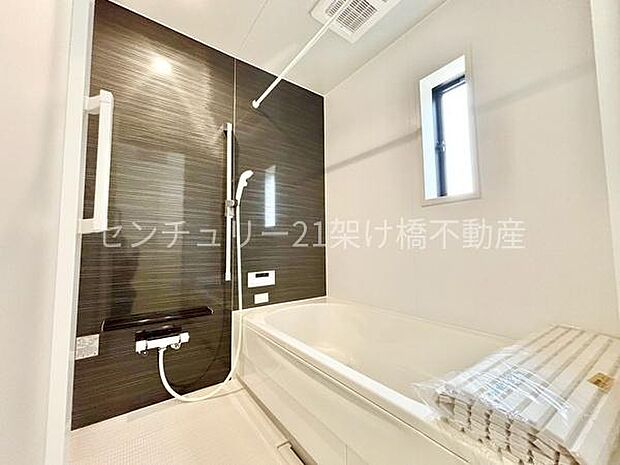【浴室】窓があるので明るさや換気もバッチリです。