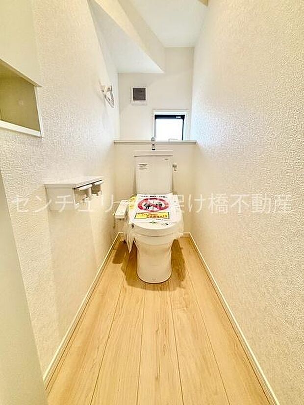 【1階 トイレ】温水洗浄便座で快適にお使いいただけます。