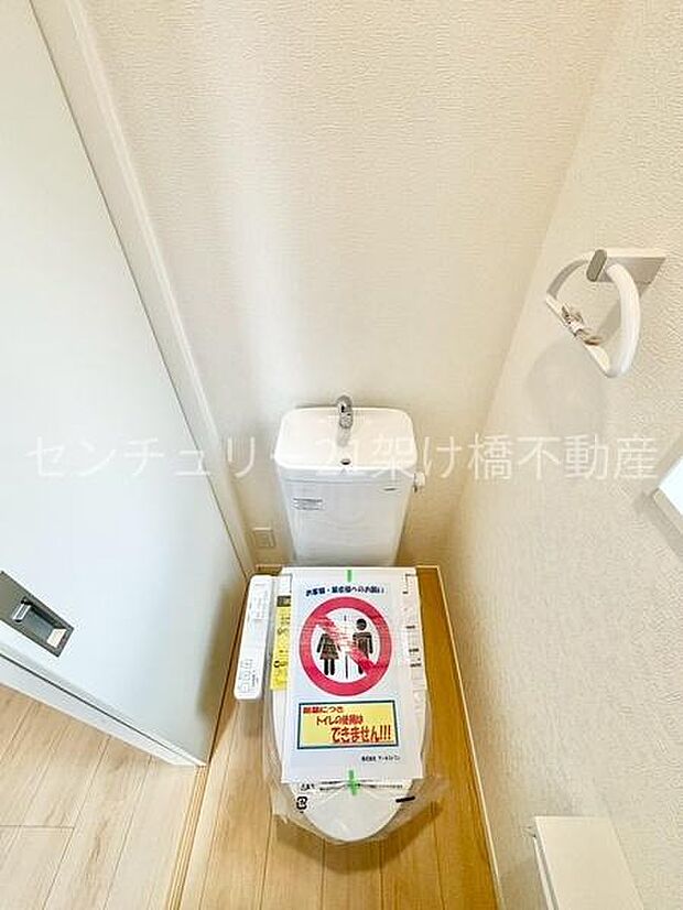 【2階 トイレ】温水洗浄便座で快適にお使いいただけます。