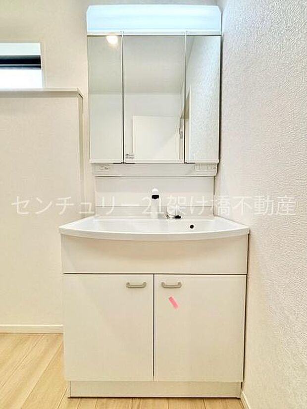 【洗面室】三面鏡の独立洗面台となっております♪