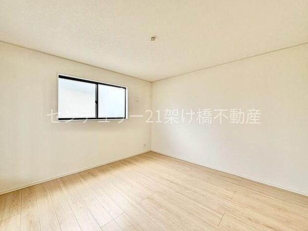 【2階 南側洋室 8.5帖】南向きで広々とした洋室は主寝室にぴったりです◎