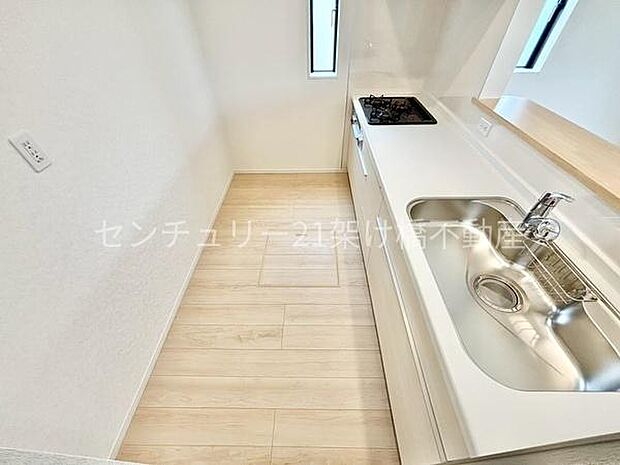 【システムキッチン】三口コンロ、グリル、浄水器付きシンクでお料理が捗ります♪