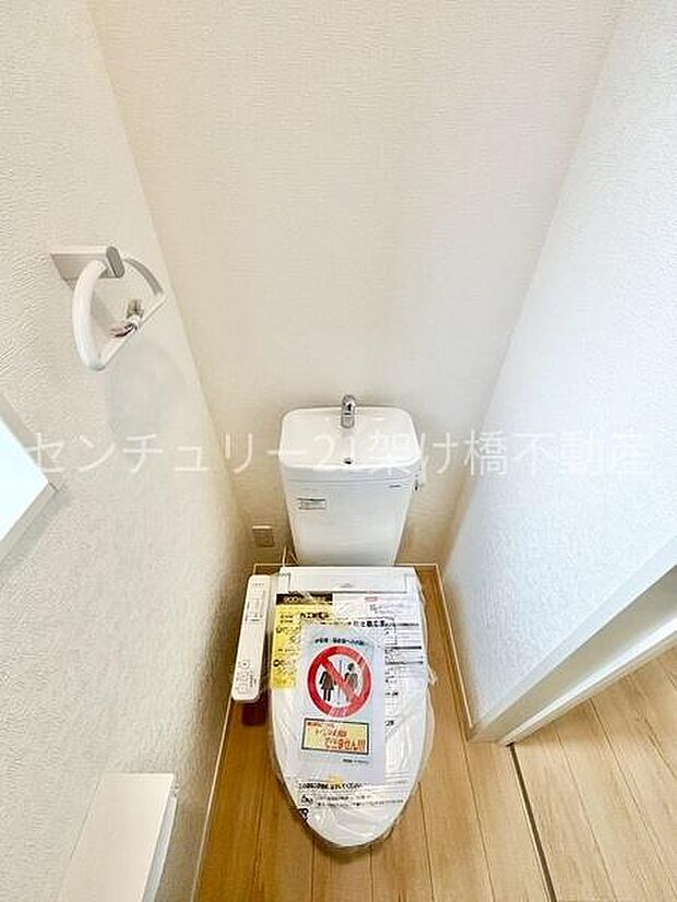 【2階 トイレ】温水洗浄便座で快適にお使いいただけます。