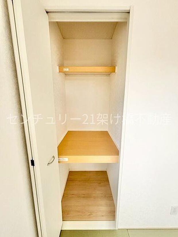 畳コーナーにも収納あります