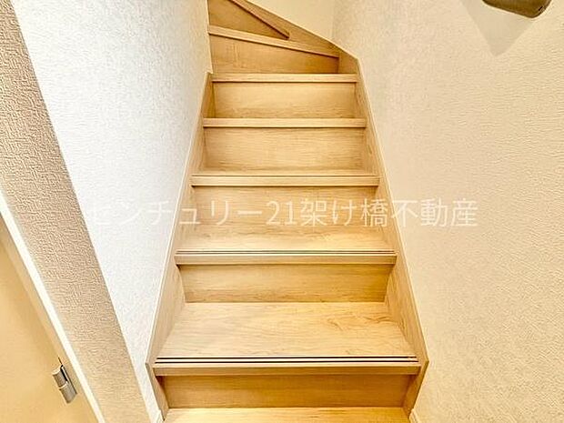 手すり付きの階段は小さなお子様やお年寄りのいるご家庭にも安心です♪
