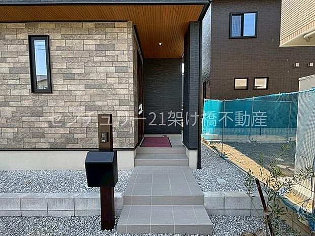 【玄関】屋根付きで雨の日にも安心です◎