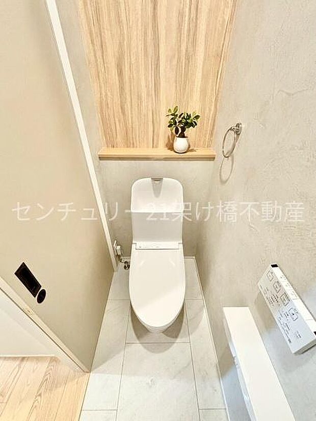【1階 トイレ】温水洗浄便座で快適にお使いいただけます。