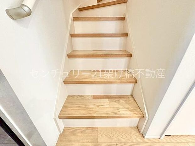 手すり付きの階段は小さなお子様やお年寄りのいるご家庭にも安心です♪
