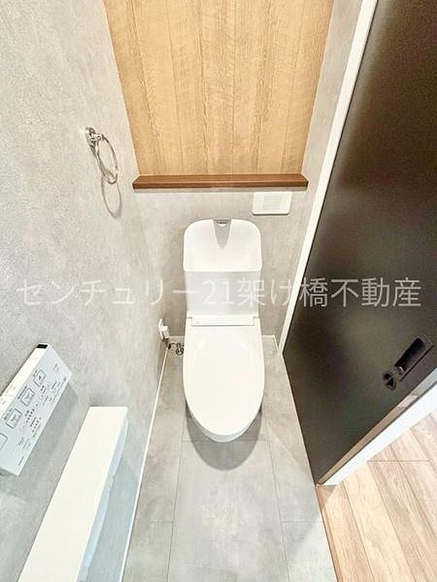 【2階 トイレ】温水洗浄便座で快適にお使いいただけます。