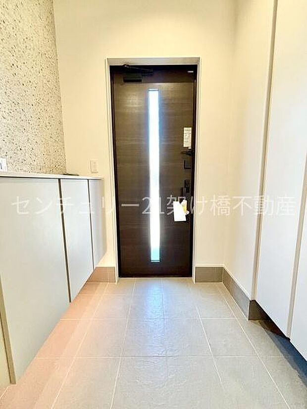 【玄関】採光面があり、明るい玄関です◎飾り棚つきシューズボックス♪
