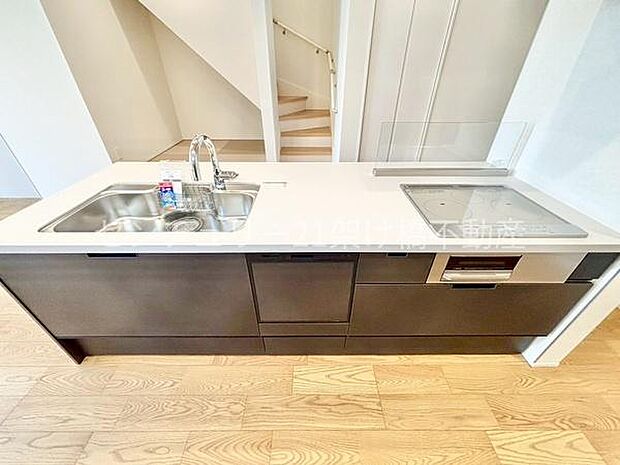 【アイランドキッチン】左右から出入りできるアイランドキッチン♪IH三口コンロ、グリル、食器洗乾燥機つきでお料理が捗ります♪