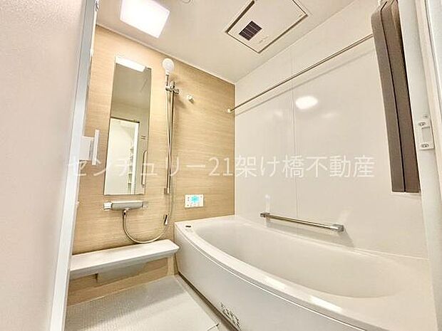 【浴室】浴室乾燥暖房機付きです。雨の日の洗濯物の乾燥やヒートショック対策としてもお使い頂けます。