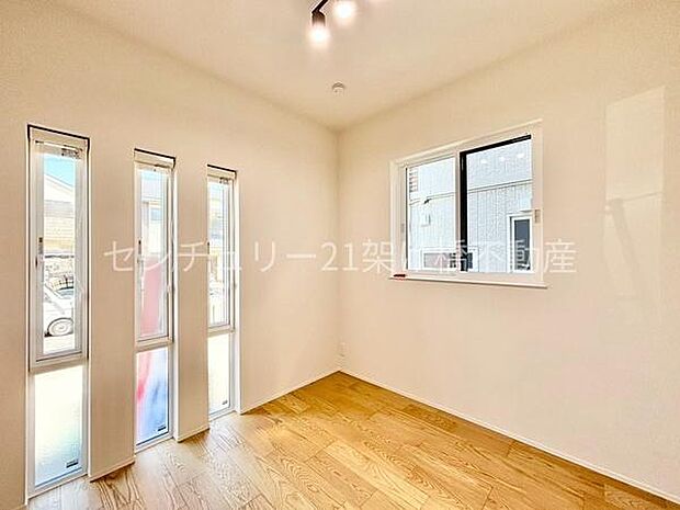 【1階　洋室　4.5帖】全室2面採光で明るい洋室です♪玄関から他のお部屋を通らず出入り可能なため、急な来客時などにも安心です◎クローゼットあり◎