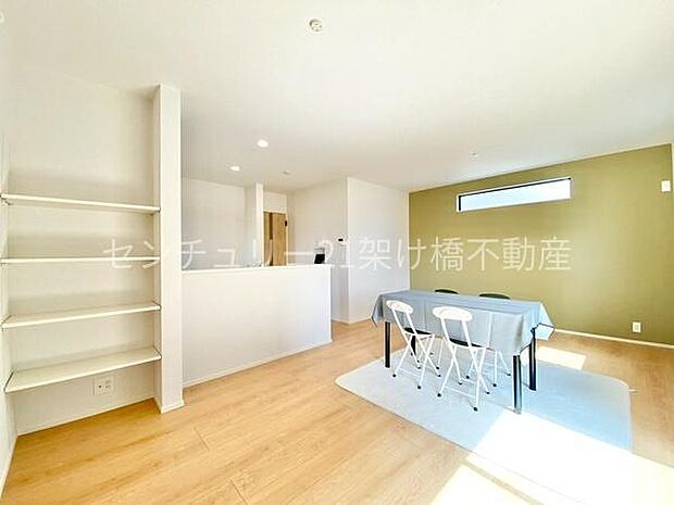 【LDK 16帖】お料理をしながらリビングを見渡せる人気のLDK。