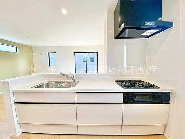【システムキッチン】三口コンロ、グリル、浄水器付きシンクでお料理が捗ります♪