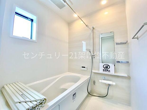 【浴室】浴室乾燥暖房機付きです。雨の日の洗濯物の乾燥やヒートショック対策としてもお使い頂けます。