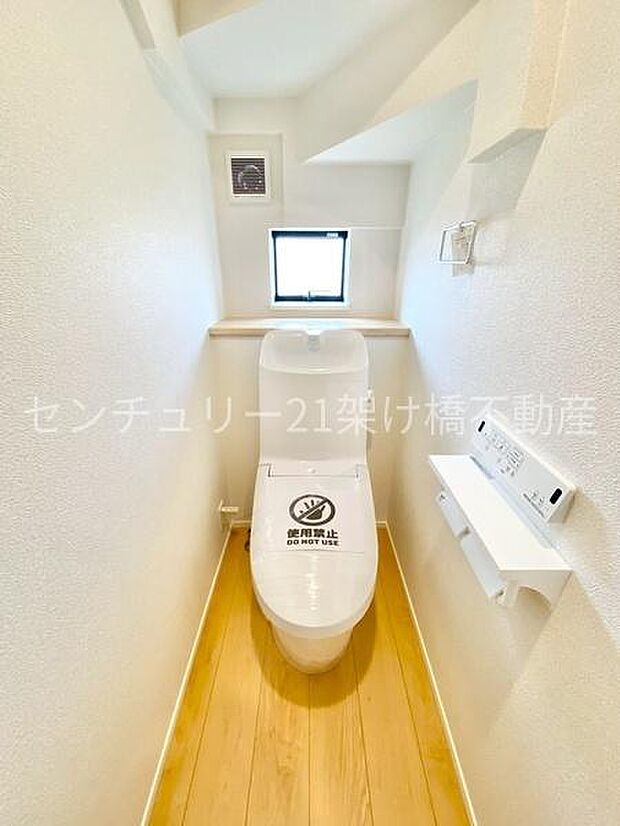 【1階 トイレ】温水洗浄便座で快適にお使いいただけます。