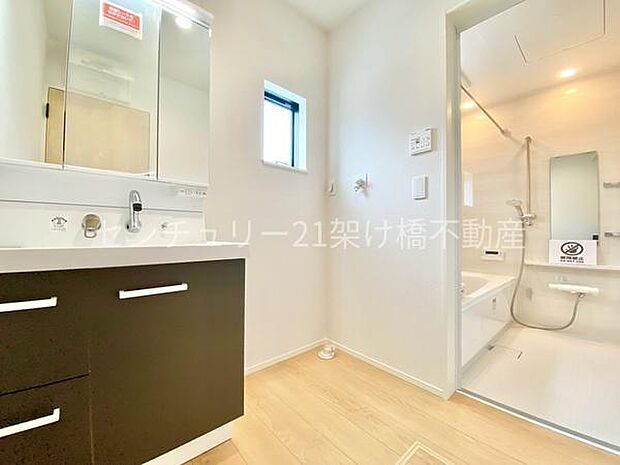 【洗面室】三面鏡の洗面台付きです♪