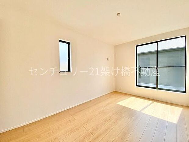 【2階 洋室 6.7帖】ルーフバルコニーへの出入りが可能です。