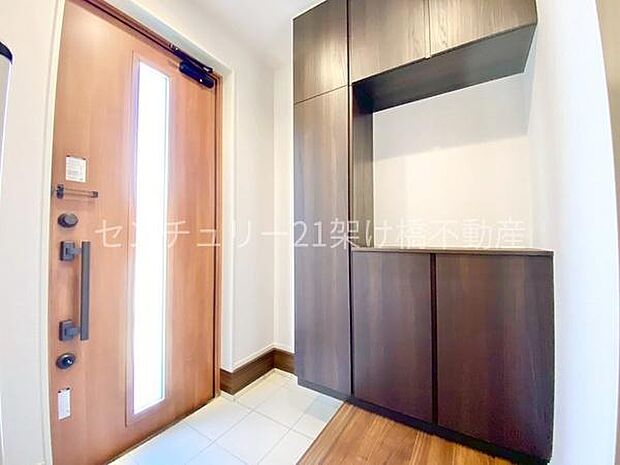 【玄関】飾り棚つきシューズボックス♪採光面があり、明るい玄関です。