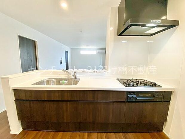 【システムキッチン】三口コンロ、グリル、浄水器付きシンクでお料理が捗ります♪