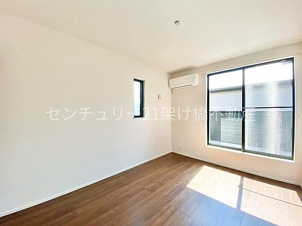 【2階 6帖寝室】ルーフバルコニーへの出入りが可能です。